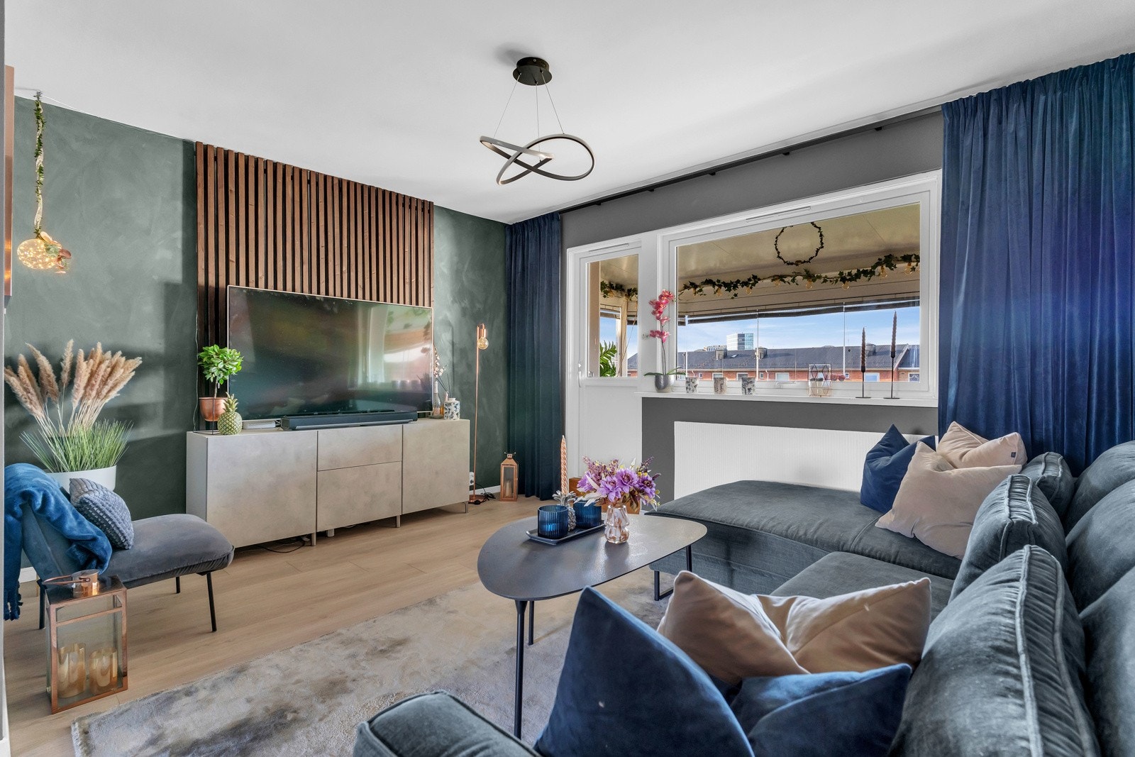 Velkommen til Karl Staaffs vei 7 - en gjennomført og velholdt 3-roms toppleilighet! Galleribilde