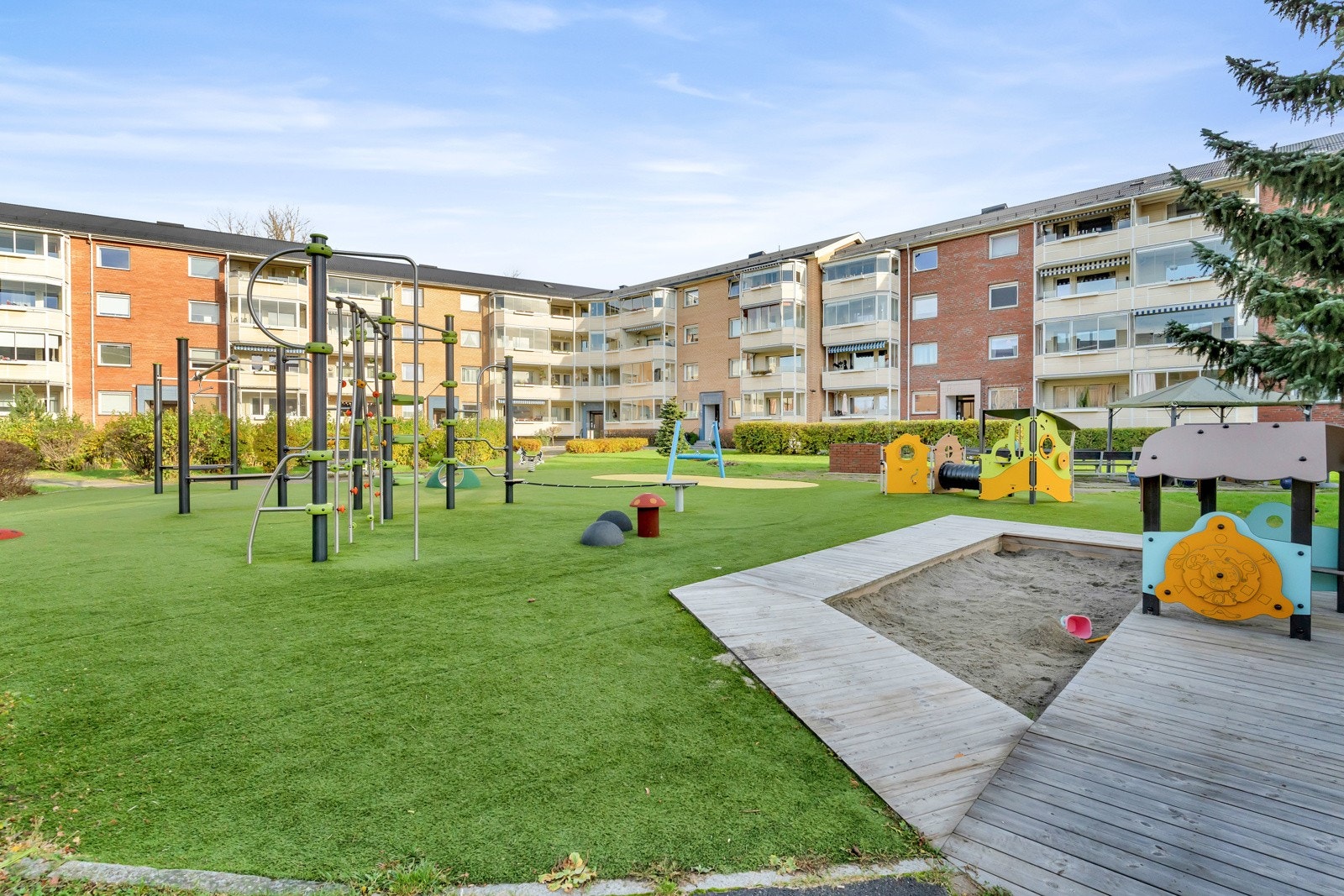 Med en familievennlig beliggenhet nær lekeplasser, matbutikk, barnehager og grønne friområder, ligger alt til rette for et praktisk og trivelig nabolag. Galleribilde