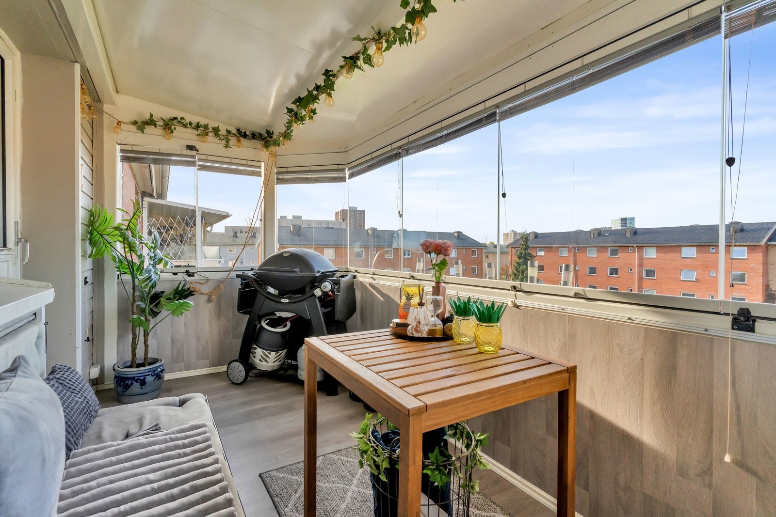 Den vestvendte, innglassede balkongen på ca. 6 kvm ligger høyt i 4. etasje og har fri utsikt mot de grønne fellesområdene. Galleribilde