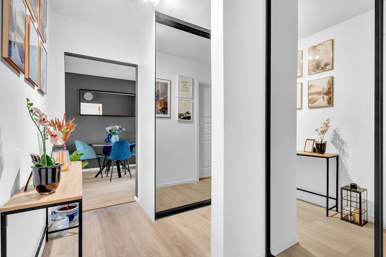 Herfra er det tilgang til leilighetens øvrige rom, som skaper en gjennomført og funksjonell planløsning. Nyere garderobeskap i gang fra 2023 Galleribilde