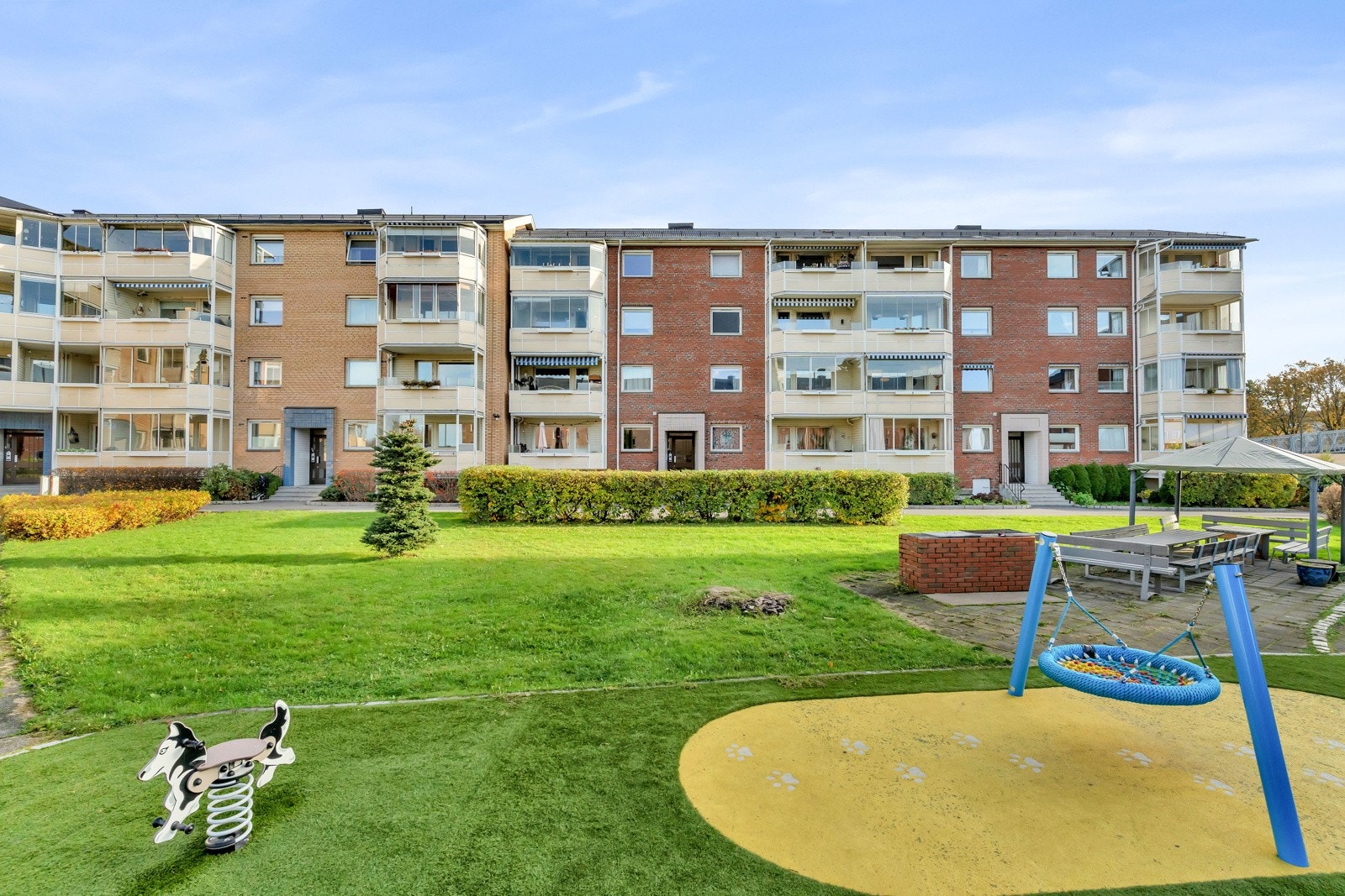 Leiligheten er sentrumsnær og attraktivt beliggende i blindvei på Ulven, uten noen form for gjennomgangstrafikk. Galleribilde