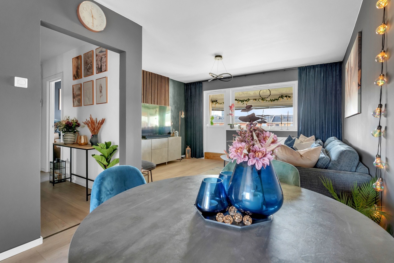 Stor stue som gjør det enkelt å møblere. Galleribilde