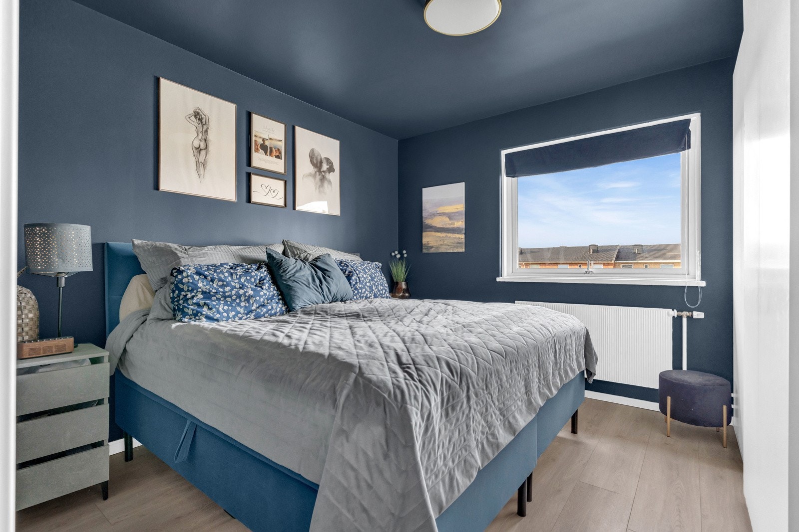 Hovedsoverommet er romslig og tilpasset dobbeltseng med tilhørende nattbord Galleribilde