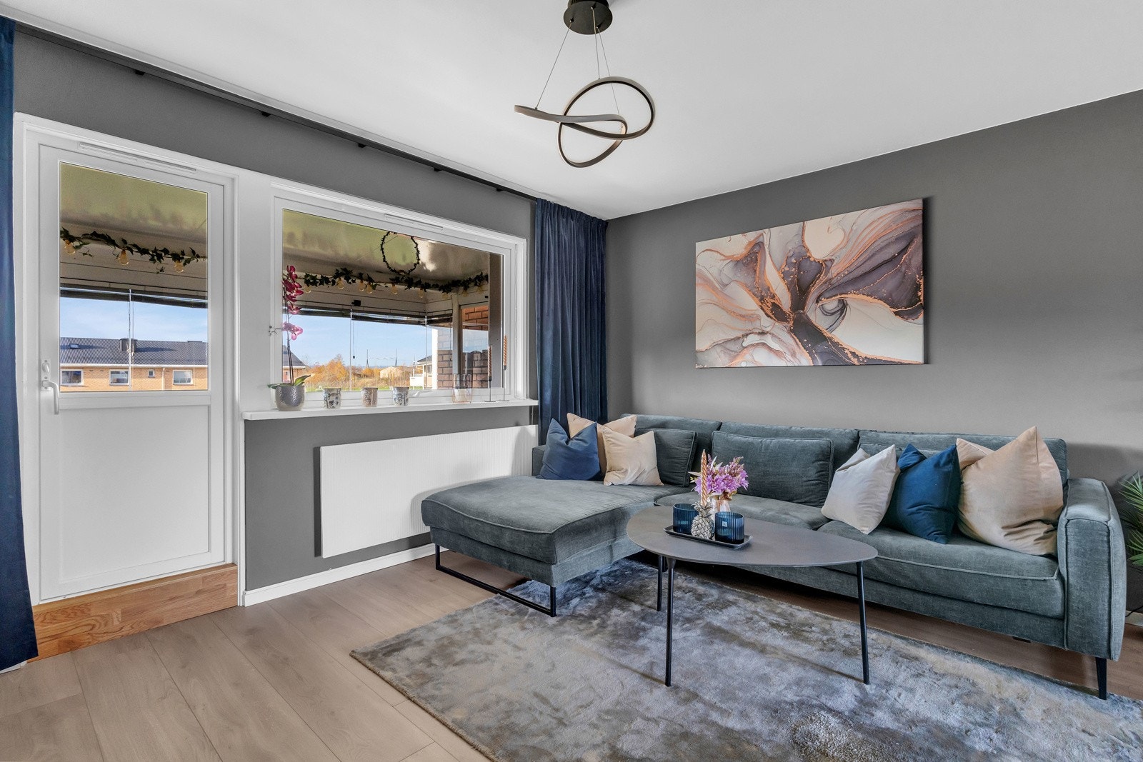 Store vindusflater som slipper godt inn med lys Galleribilde