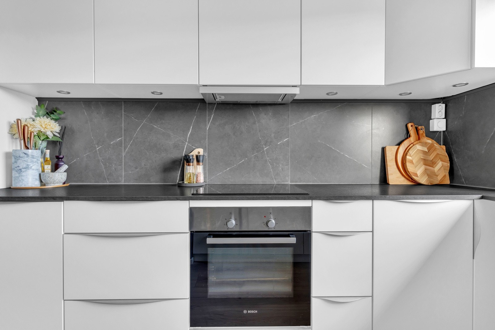 Kjøkkenet ble oppgradert med nye laminatgulv og nymalte overflater. Samt. Nye fliser på kjøkkenet fra 2023 Galleribilde