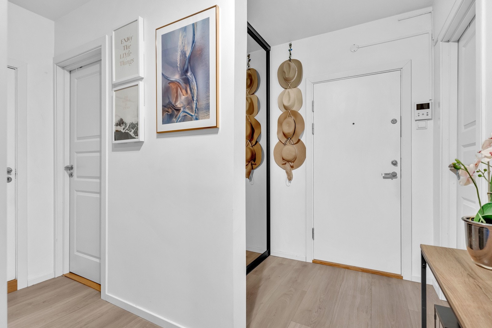 Den romslige entréen, oppusset i 2021 med nye laminatgulv og malte overflater, er innredet med god plass til oppheng og skotøy Galleribilde