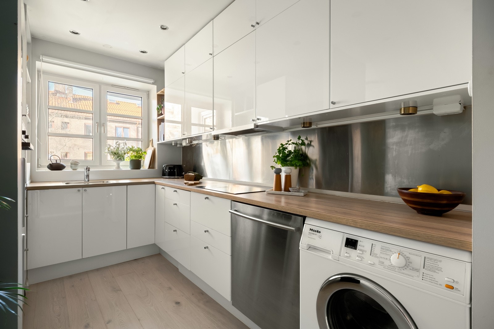 Kjøkkenet i seg selv er pent og praktisk, og har maksimalt utnyttet benk- og skapplass. Galleribilde