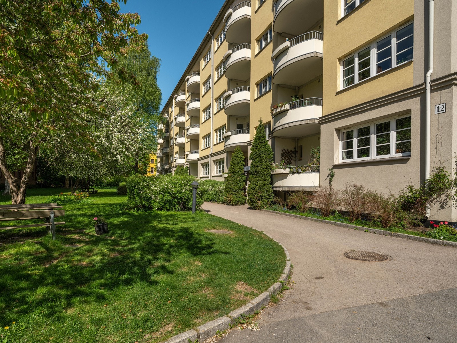 Det er store, grønne fellesarealer med frukttrær, felles dyrkekasser og bærbusker. Galleribilde