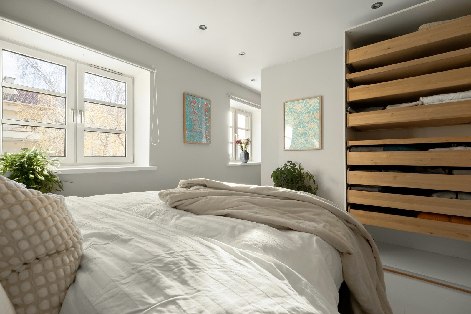 Et fantastisk rom med frodig utsyn og beliggenhet mot bakgården. Galleribilde