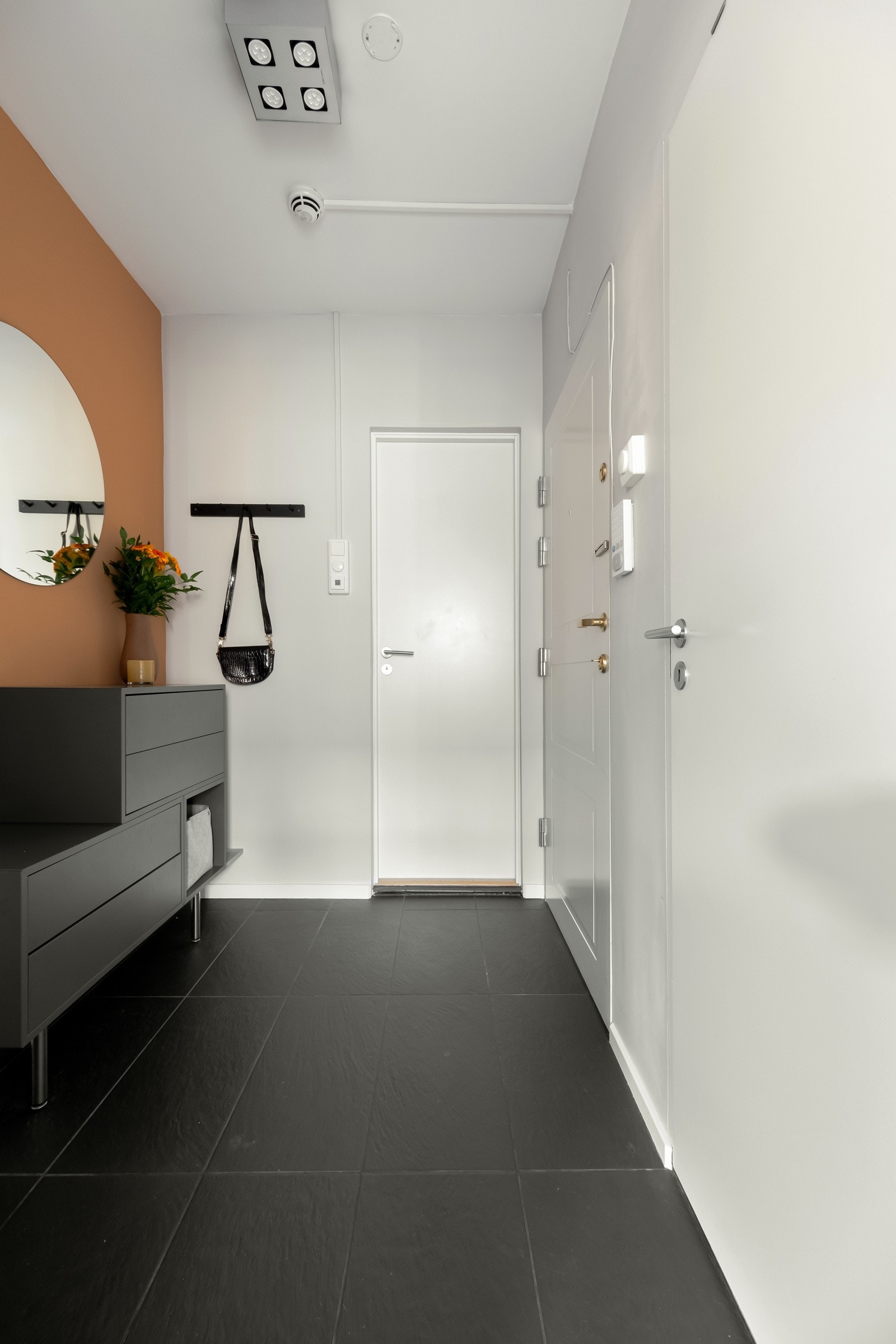 Entreen har varmekabler i gulvet og god plass til oppbevaring av yttertøy og sko. Galleribilde