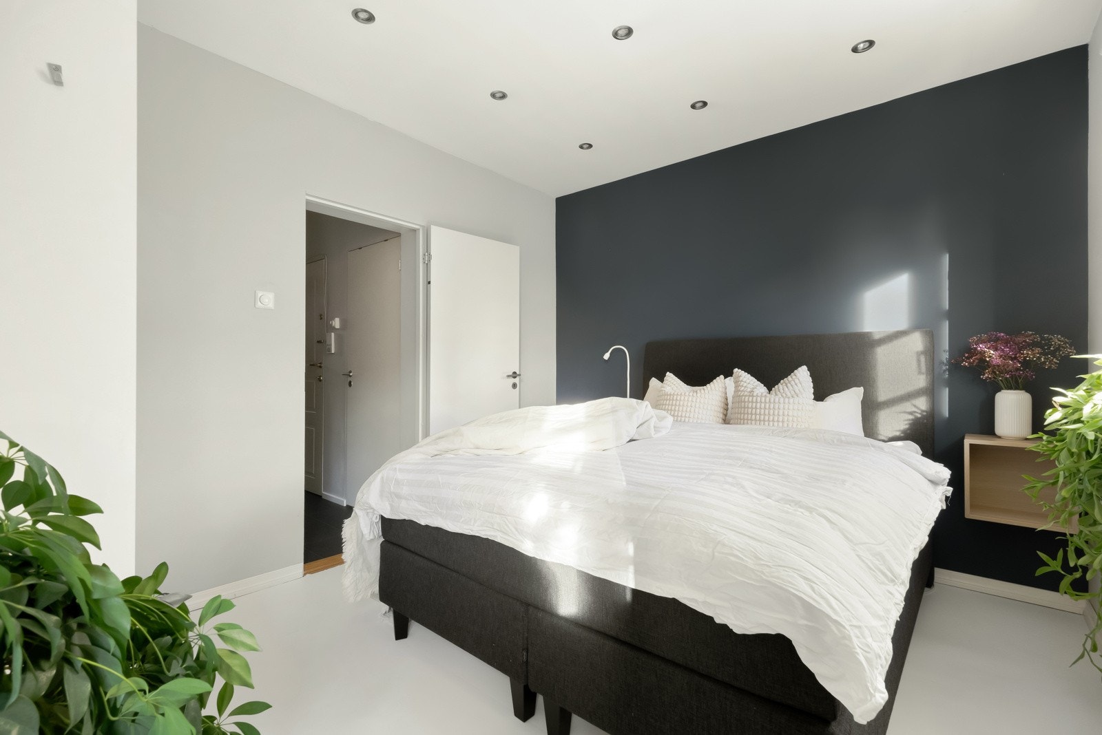 Downlights i himling bidrar til fin belysning uansett årstid. Galleribilde