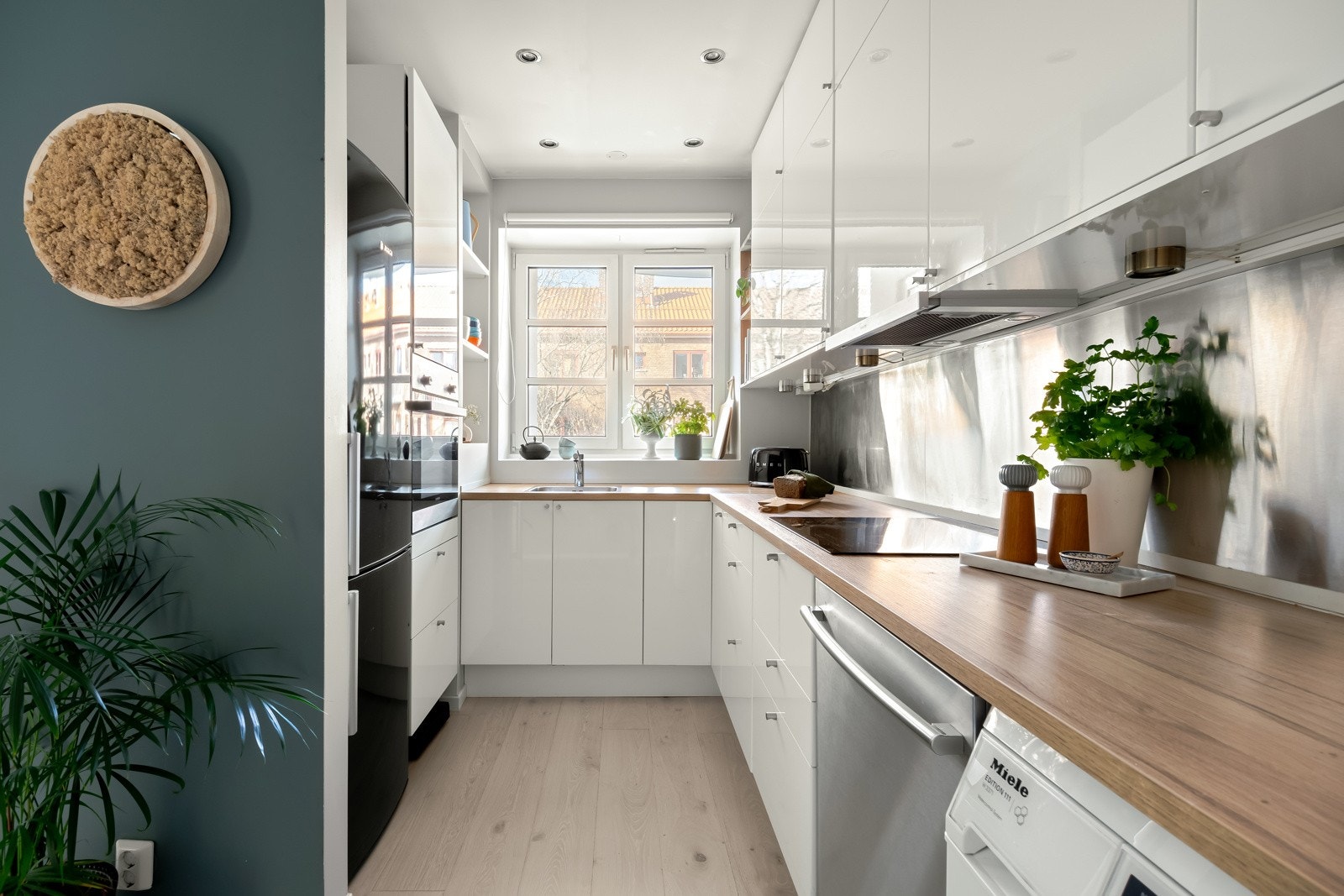 Det store vinduet slipper inn rikelig med lys og luft inn på kjøkkenet. Det vender også ut mot balkongen, slik at man enkelt kan servere rett ut. Galleribilde