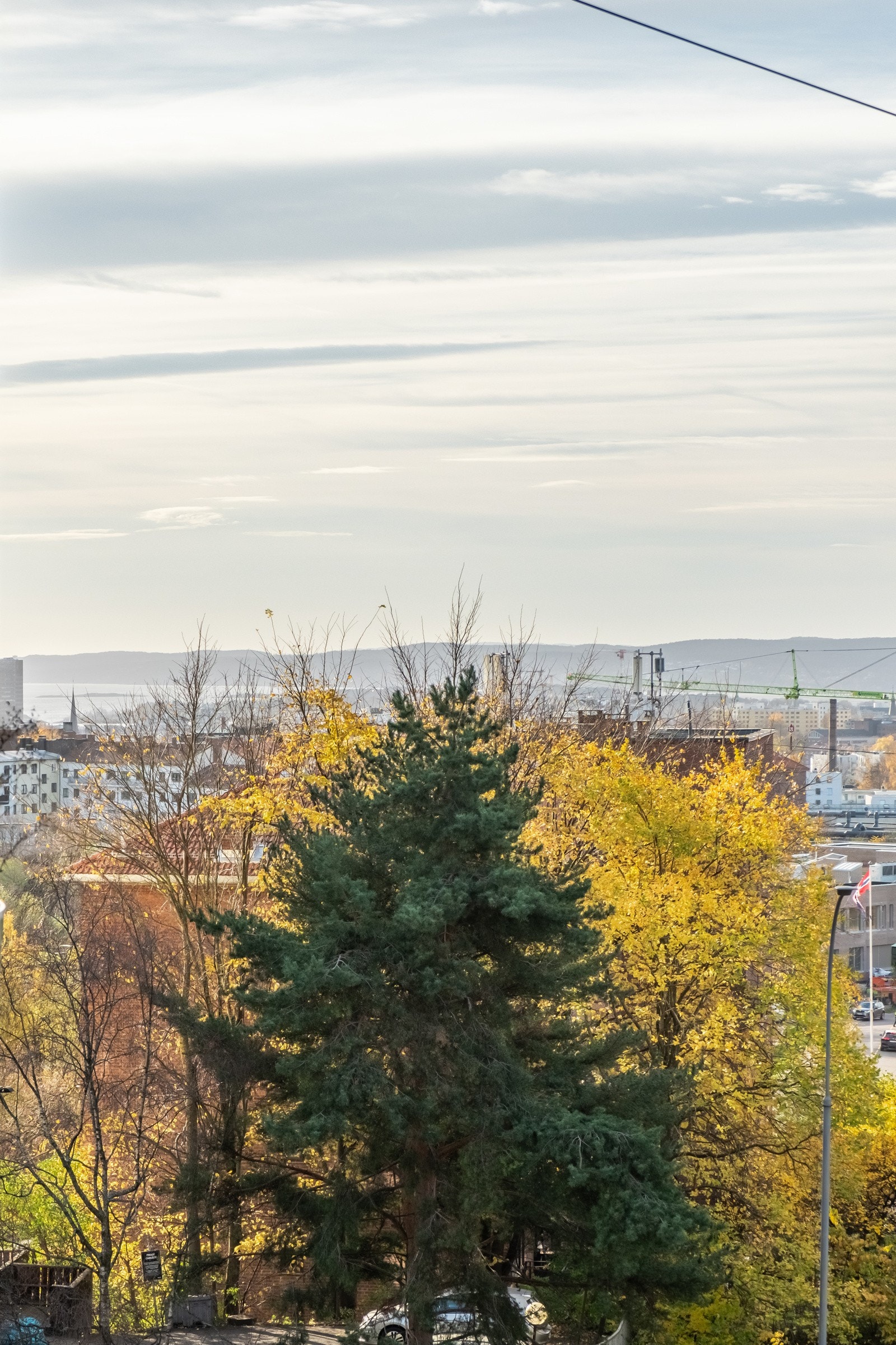 Fra balkongen er det flott utsikt over byen og mot fjorden. Galleribilde