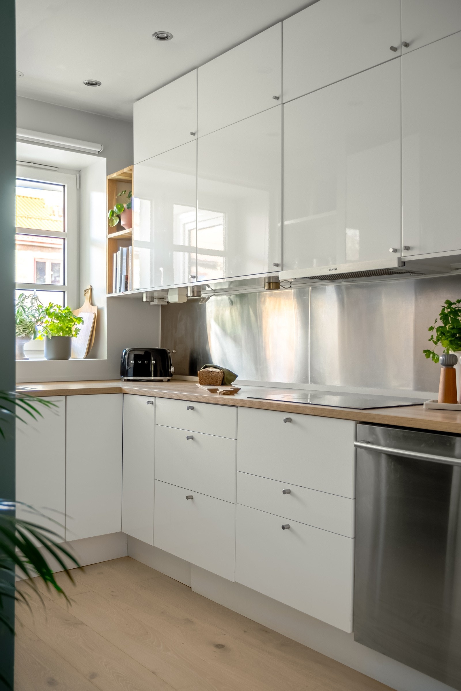 I 2019 ble kjøkkenet fornyet med flere nye fronter, ny benkeplate, underlimt utslagsvask og stekeovn. Galleribilde