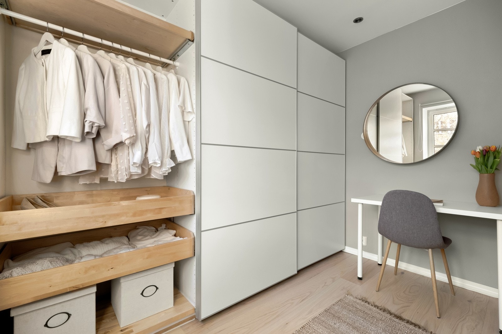 Omkledningsrommet gir mengder av lagringsplass til det du måtte ha av klær. Galleribilde