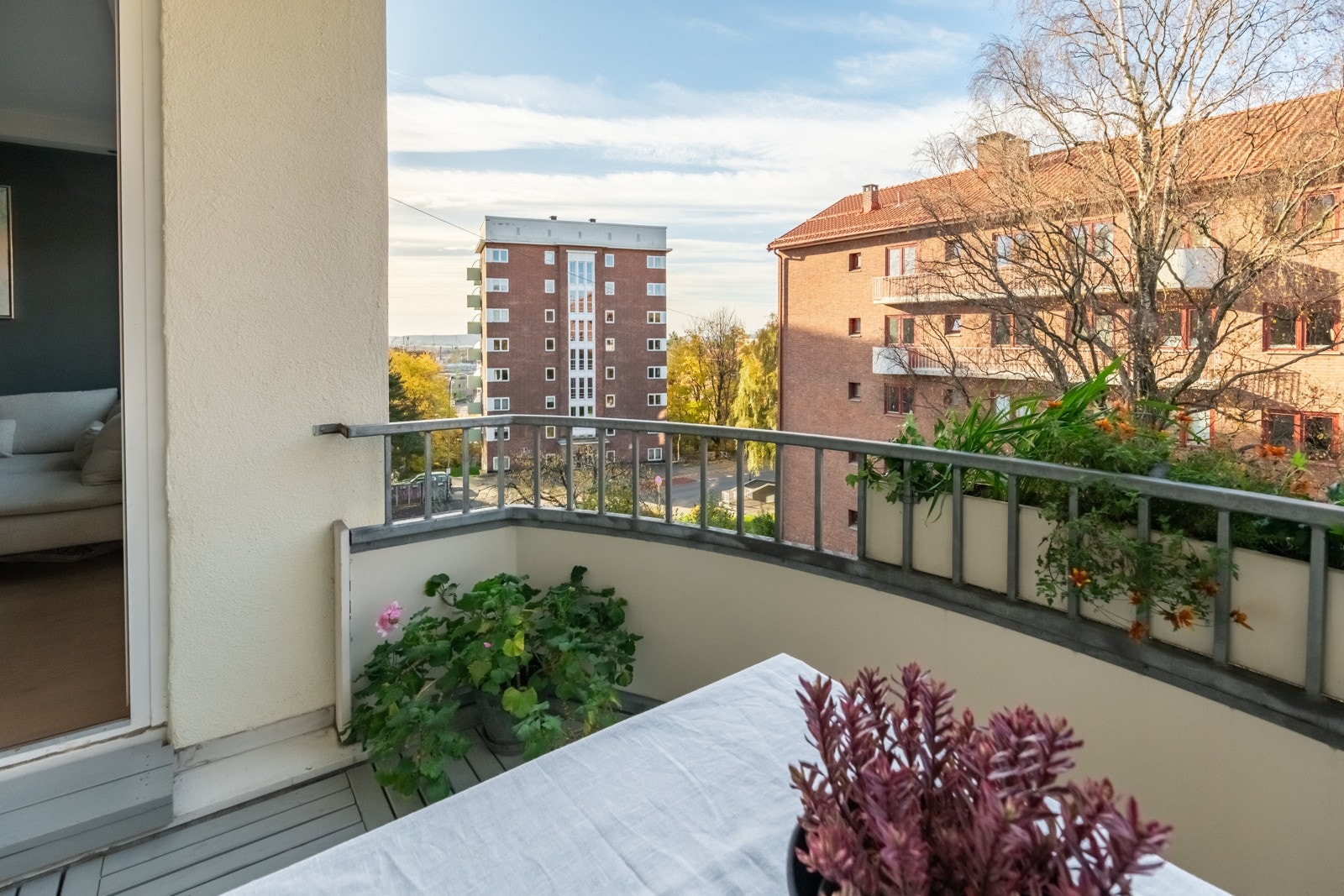 Vestvendt balkong med sol fra ca. 13:00 til 20:00 om sommeren. Galleribilde