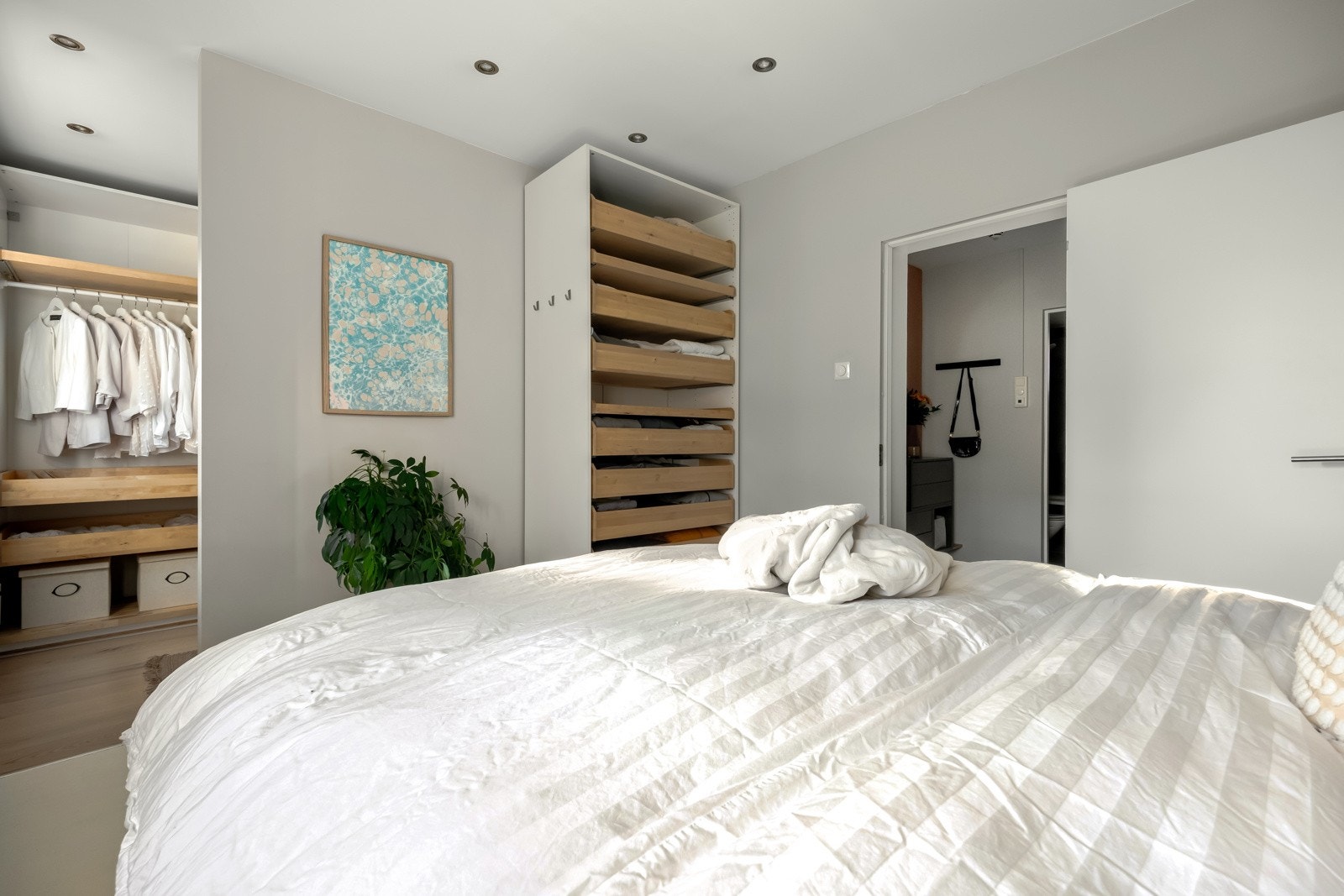 To soverom er slått sammen, og på den måten er det etablert ett stort rom med tilstøtende omkledningsrom. Galleribilde