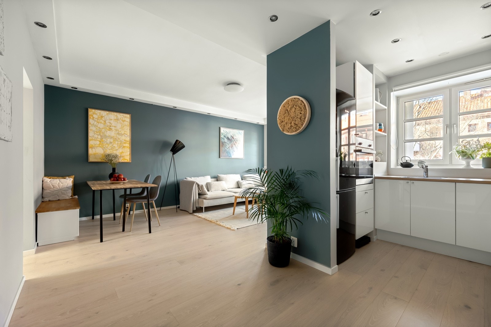 I 2020 ble det lagt ny én-stavs eikeparkett som tilfører rommet en naturlig varme. Galleribilde