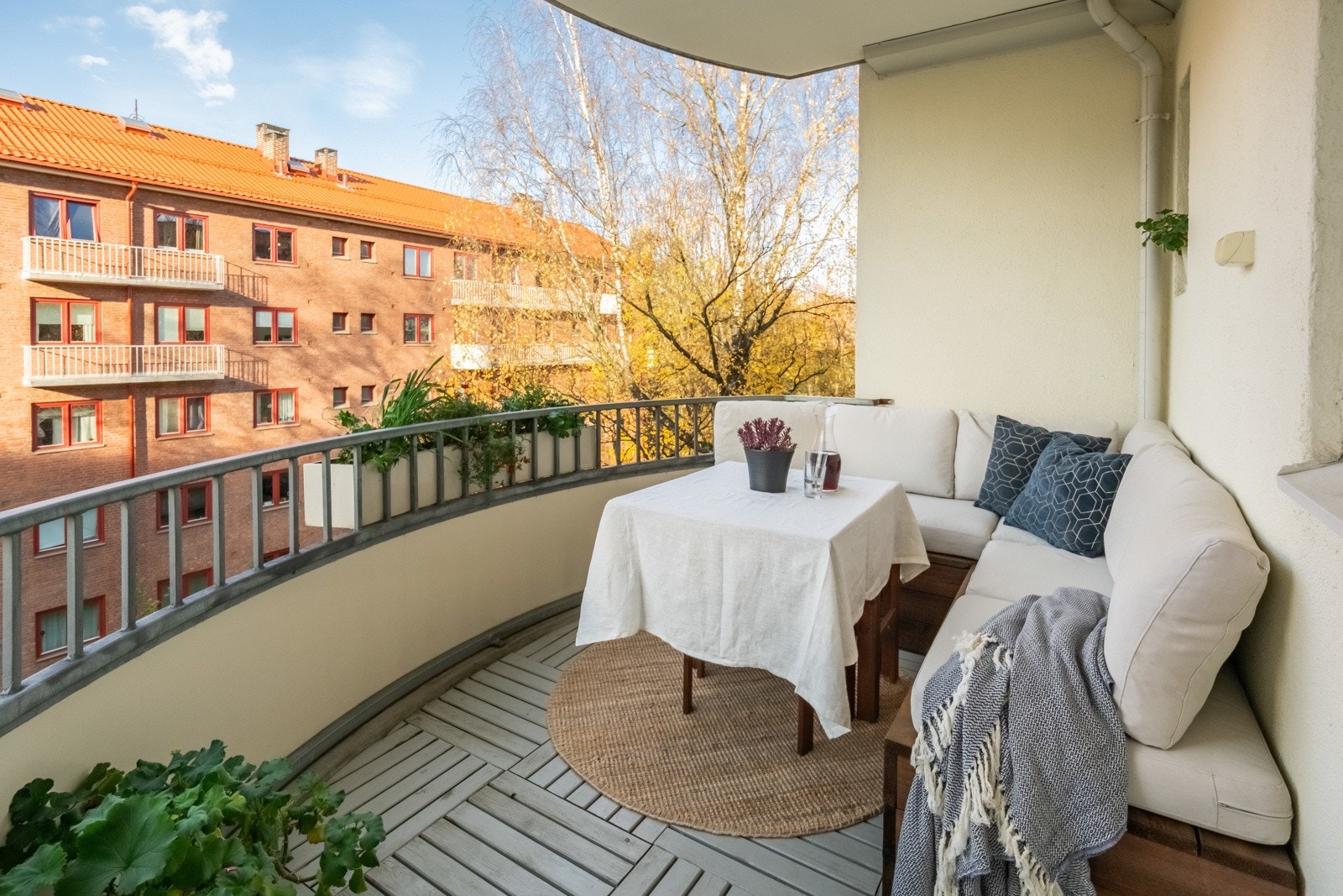 Romslig balkong med skreddersydd benk som har integrert oppbevaring. Galleribilde