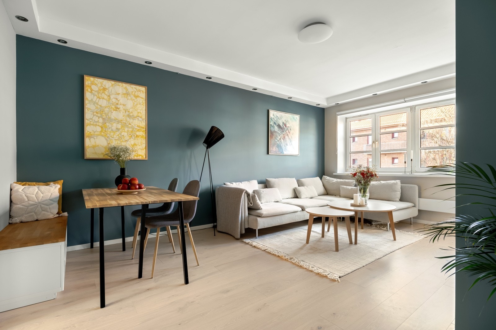 Stuen er av god størrelse og er det naturlige samlingspunktet i boligen. Galleribilde