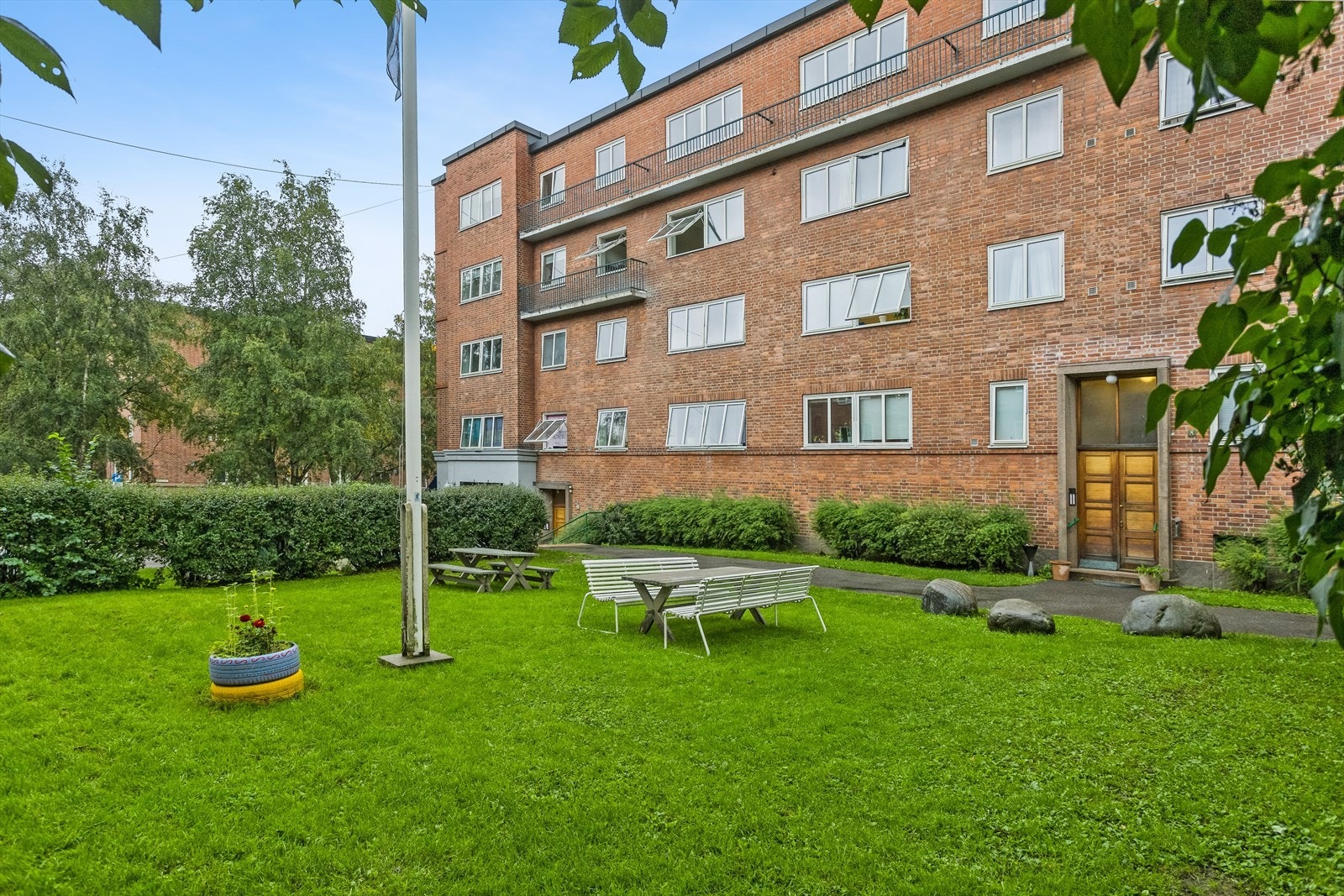 Sameiet har en koselig, skjermet hage hvor du kan møte venner, sole deg eller trekke deg tilbake med en god bok Galleribilde