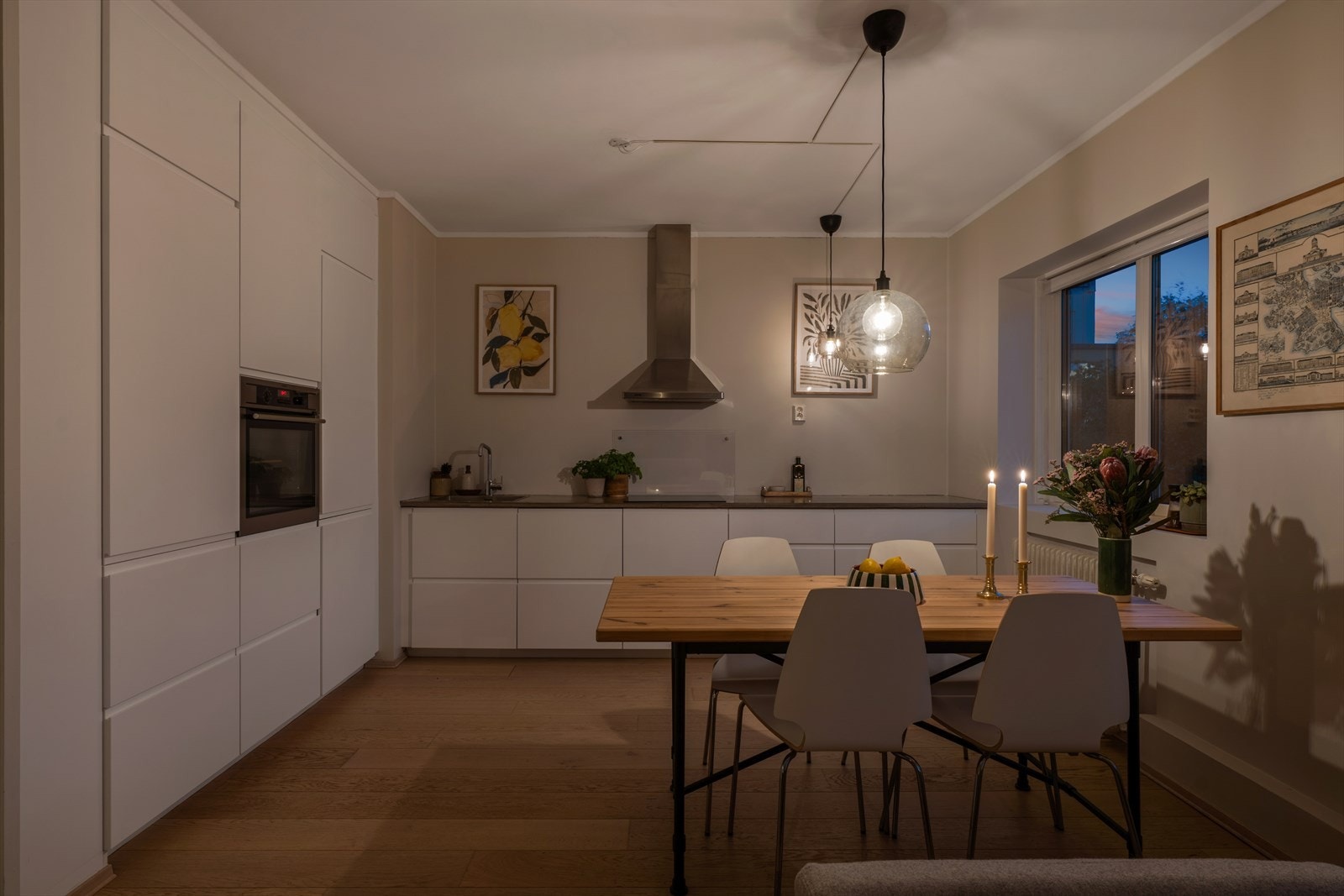 Innvendig har leiligheten en flott åpen-stue løsning med god plass til spisebordsløsning. Galleribilde