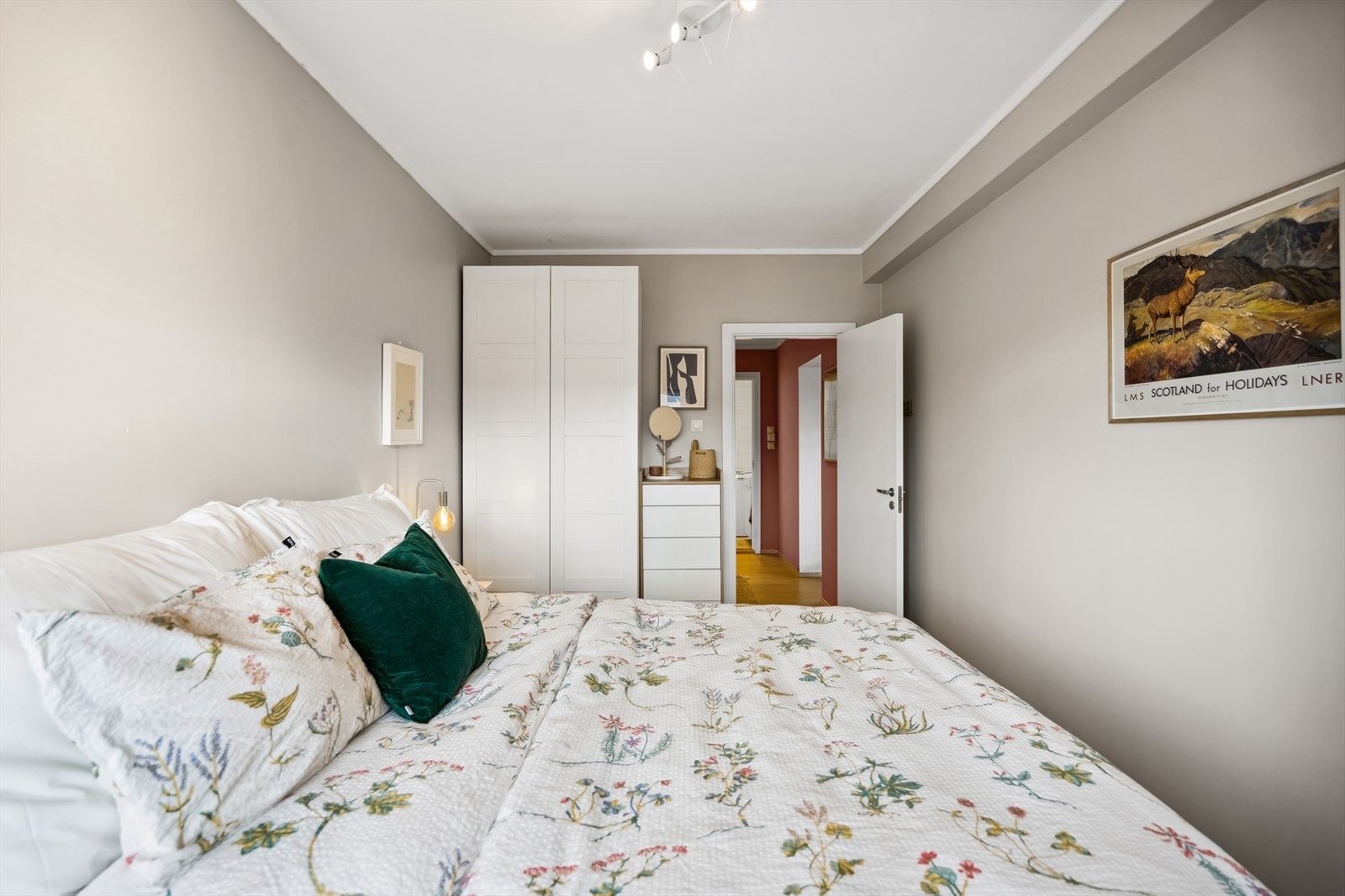 Her er det god plass til garderobeskap og/annet oppbevaring. Galleribilde