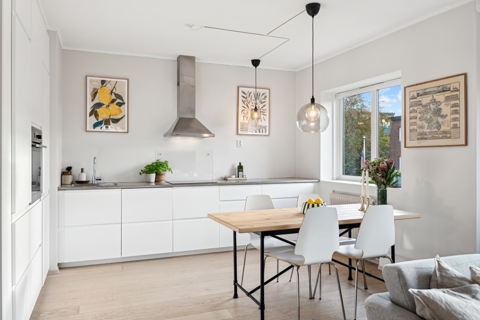 Kjøkkeninnredningen består av glatte hvite fronter, stor benkeplate og god arbeidssone. Det er og integrert oppvaskmaskin. Galleribilde