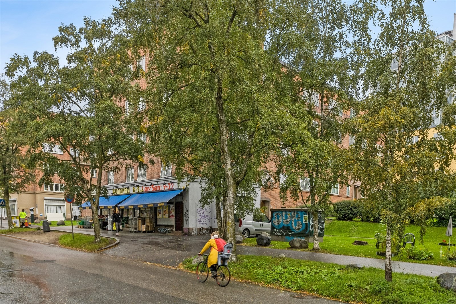 Dagligvarehandelen kan enkelt gjøres på den søndagsåpne Bunnpris butikken i sameiet Galleribilde