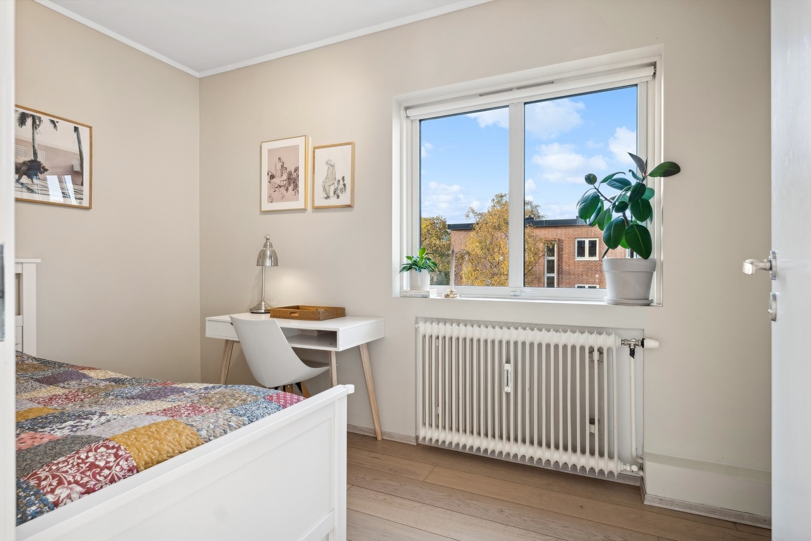 Det minste soverommet er av god størrelse med god plass til seng/dobbeltseng og tilhørende møblement. Galleribilde