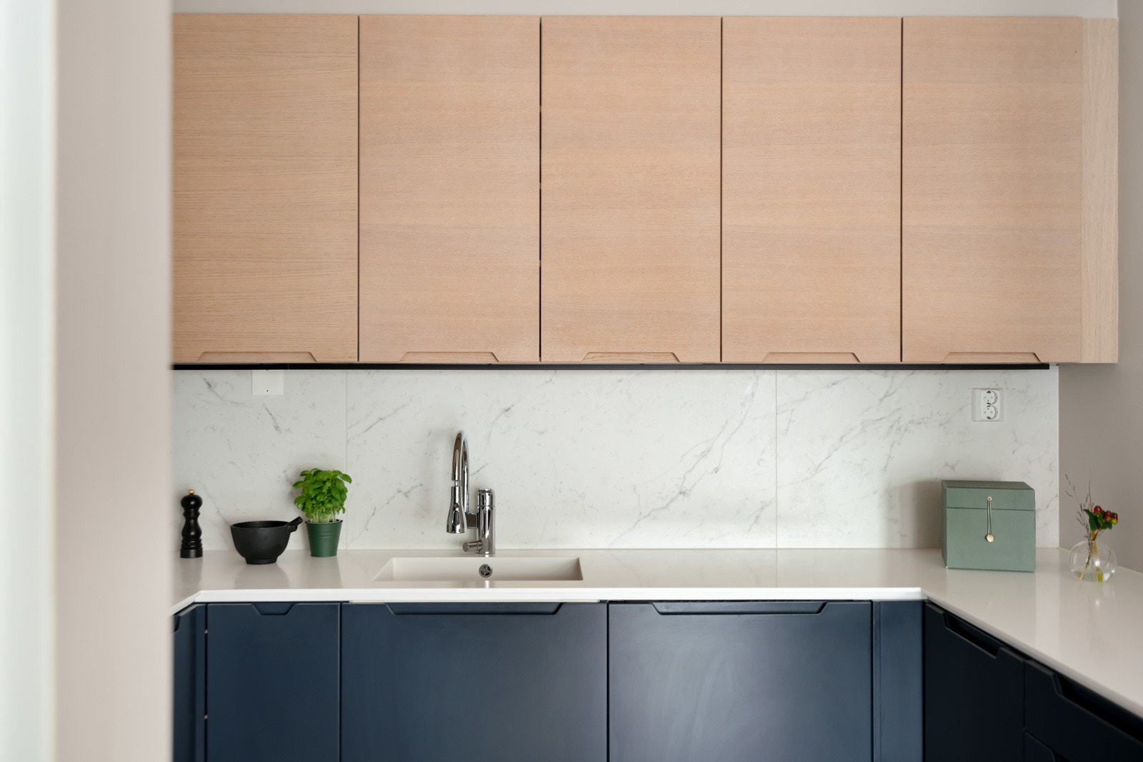 Det er rikelig med skap-, skuff- og benkeplass, og integrerte hvitevarer som stekeovn, platetopp, oppvaskmaskin og kjøl/frys er inkludert i innredningen. Galleribilde