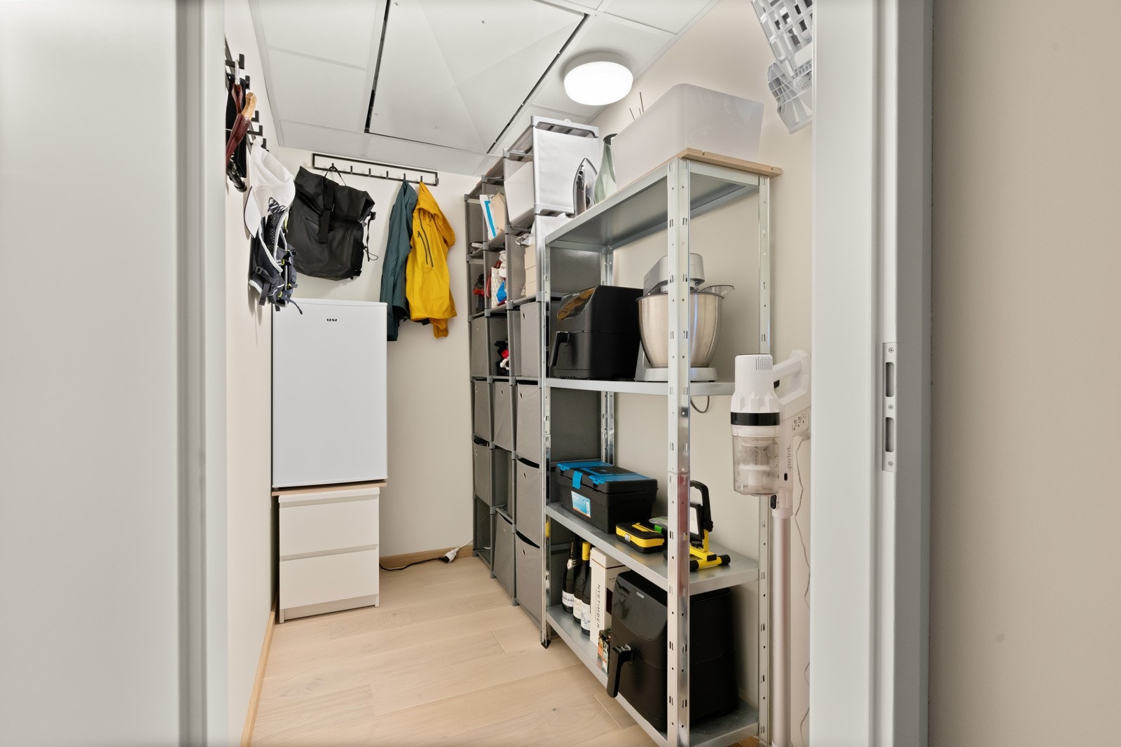 Det er også godt med ekstra lagringsplass i en praktisk innebod. Galleribilde