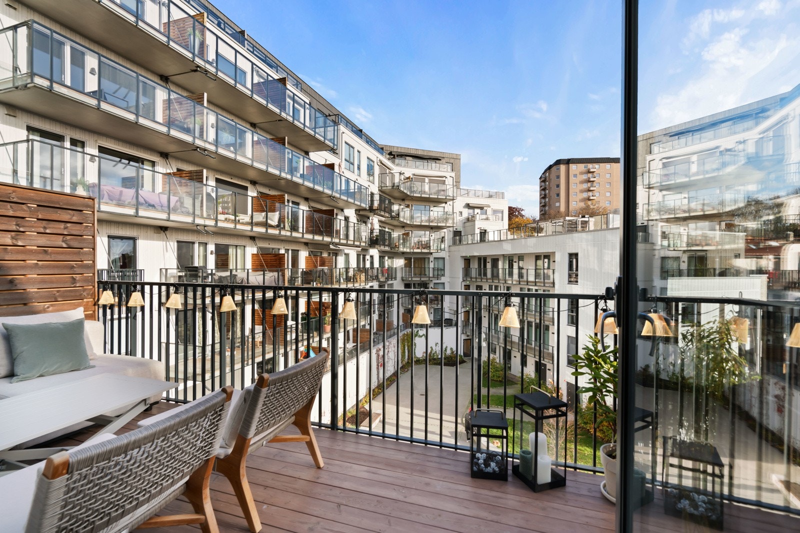 Sola kommer rundt kl. 08.00 og forsvinner ikke før ca. kl. 16.00 på sommerstid. Galleribilde