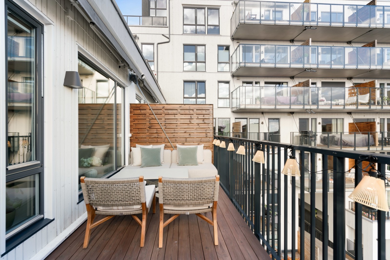 Østvendt beliggenhet gir gode solforhold fra morgenen og ut på ettermiddagen, mens elektriske markiser sørger for skygge når solen står høyt. Galleribilde