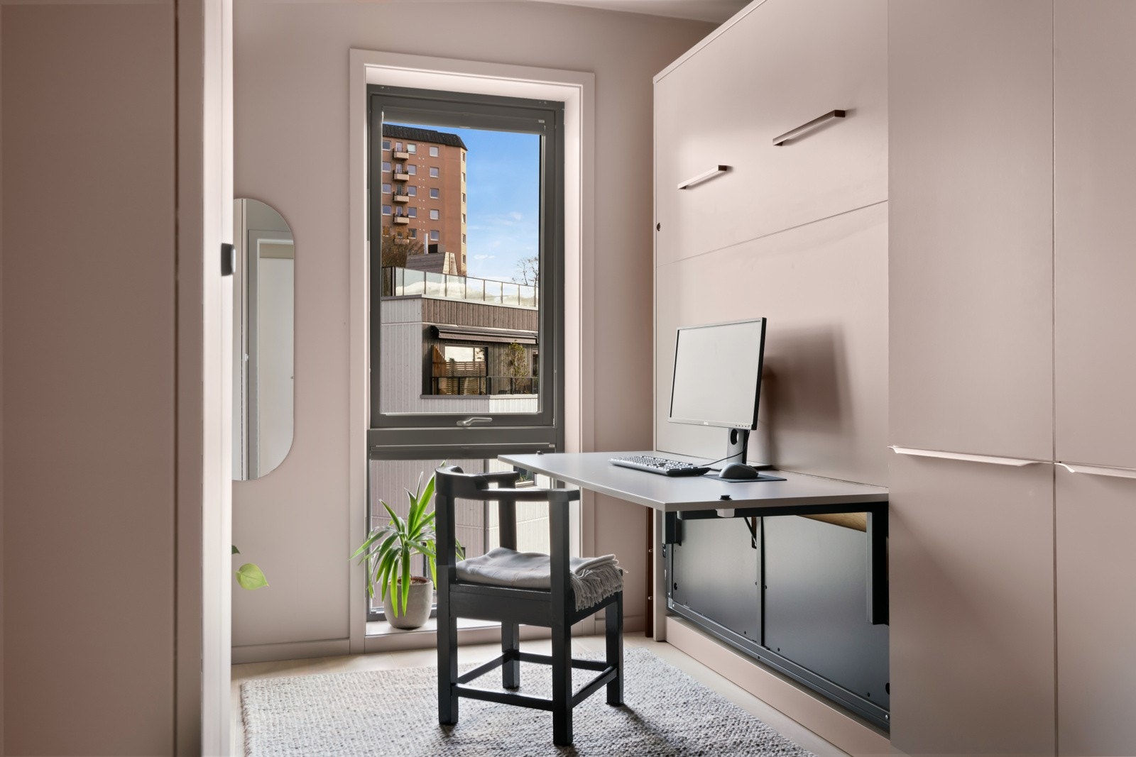 Lekkert soverom II med moderne fargevalg og godt med oppbevaringsplass. Galleribilde