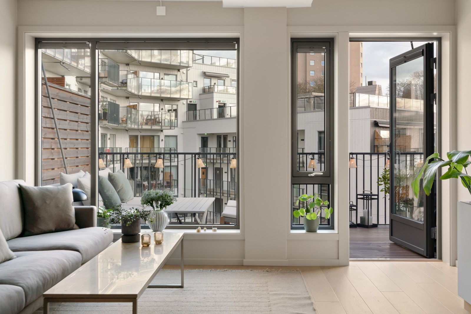 Fra stuen har du tilgang til en romslig østvendt balkong på ca. 10 m², som på sommerstid blir en naturlig forlengelse av stuen. Galleribilde