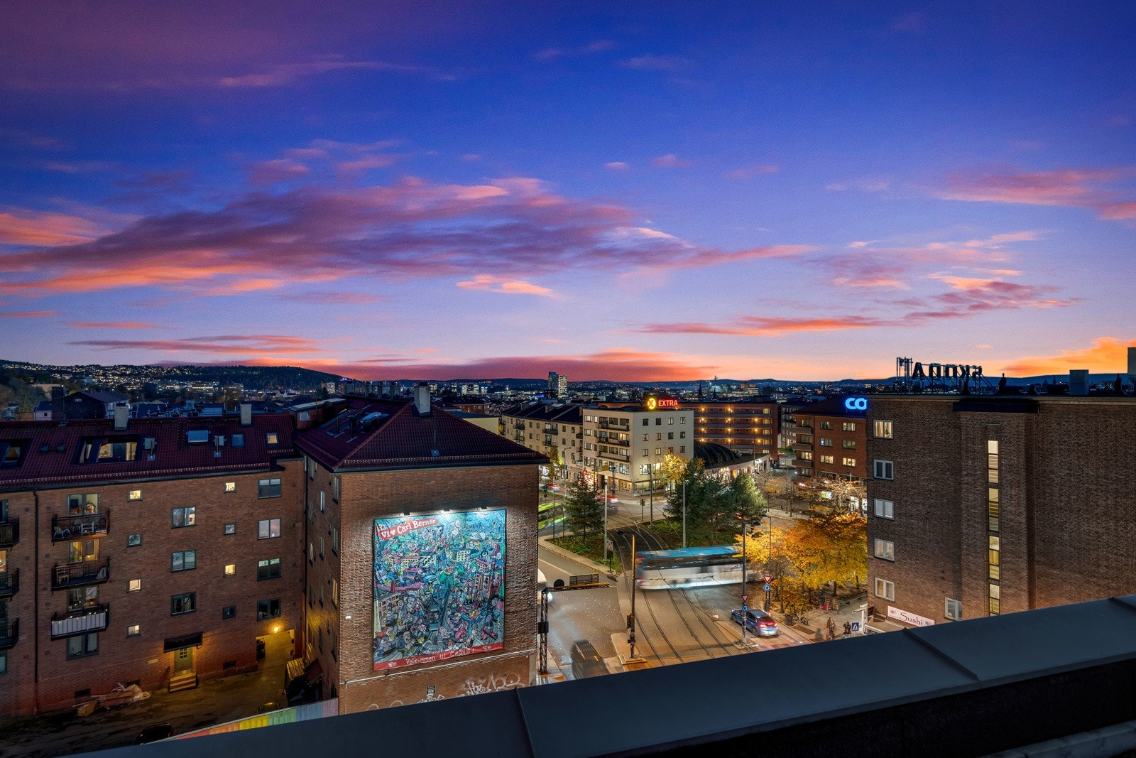 Terrassene byr på vidstrakt utsikt over byens tak og nedover mot sentrum hvor Oslofjorden ligger som et blått bakgrunnsteppe. Galleribilde