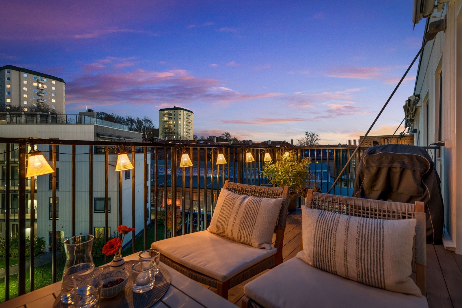 En nydelig atmosfære på kveldstid, perfekt for avslapning og ro. Galleribilde