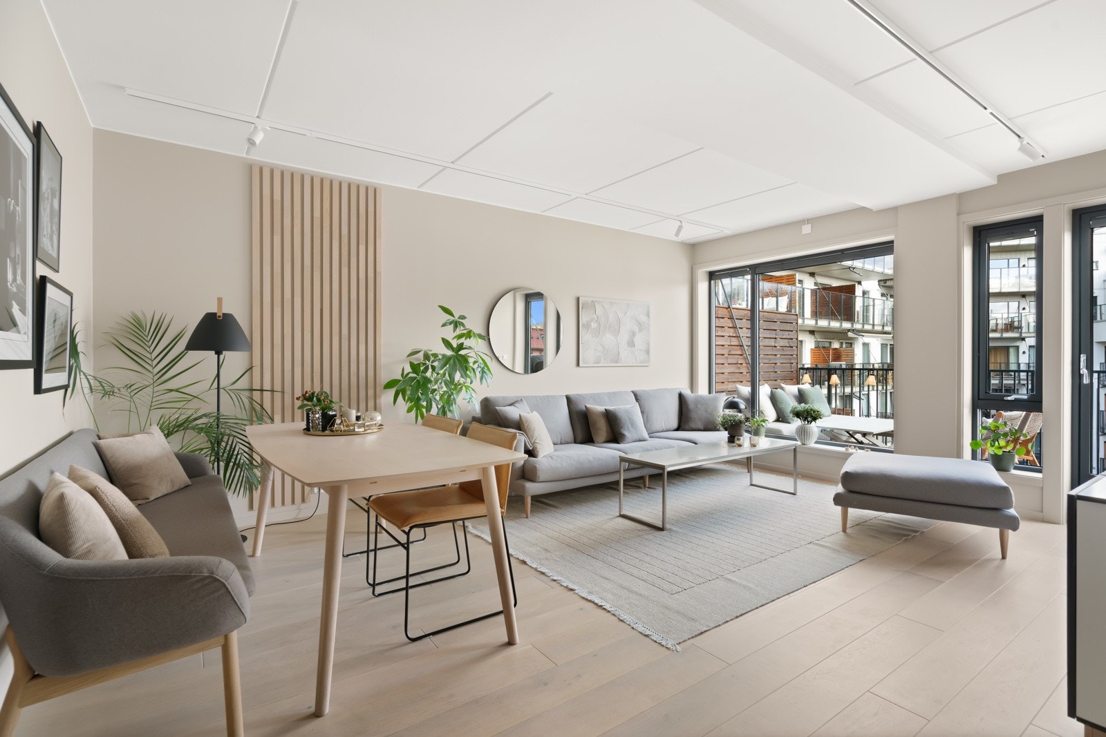 Innvendig er leiligheten lys og innbydende med moderne fargetoner. Galleribilde