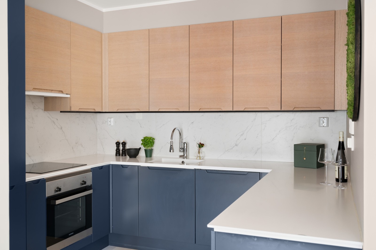 Kjøkkenet er stilrent og moderne, et kvalitetskjøkken med slette, glatte fronter og benkeplate av kompositt med integrert vask og ettgreps blandebatteri. Galleribilde