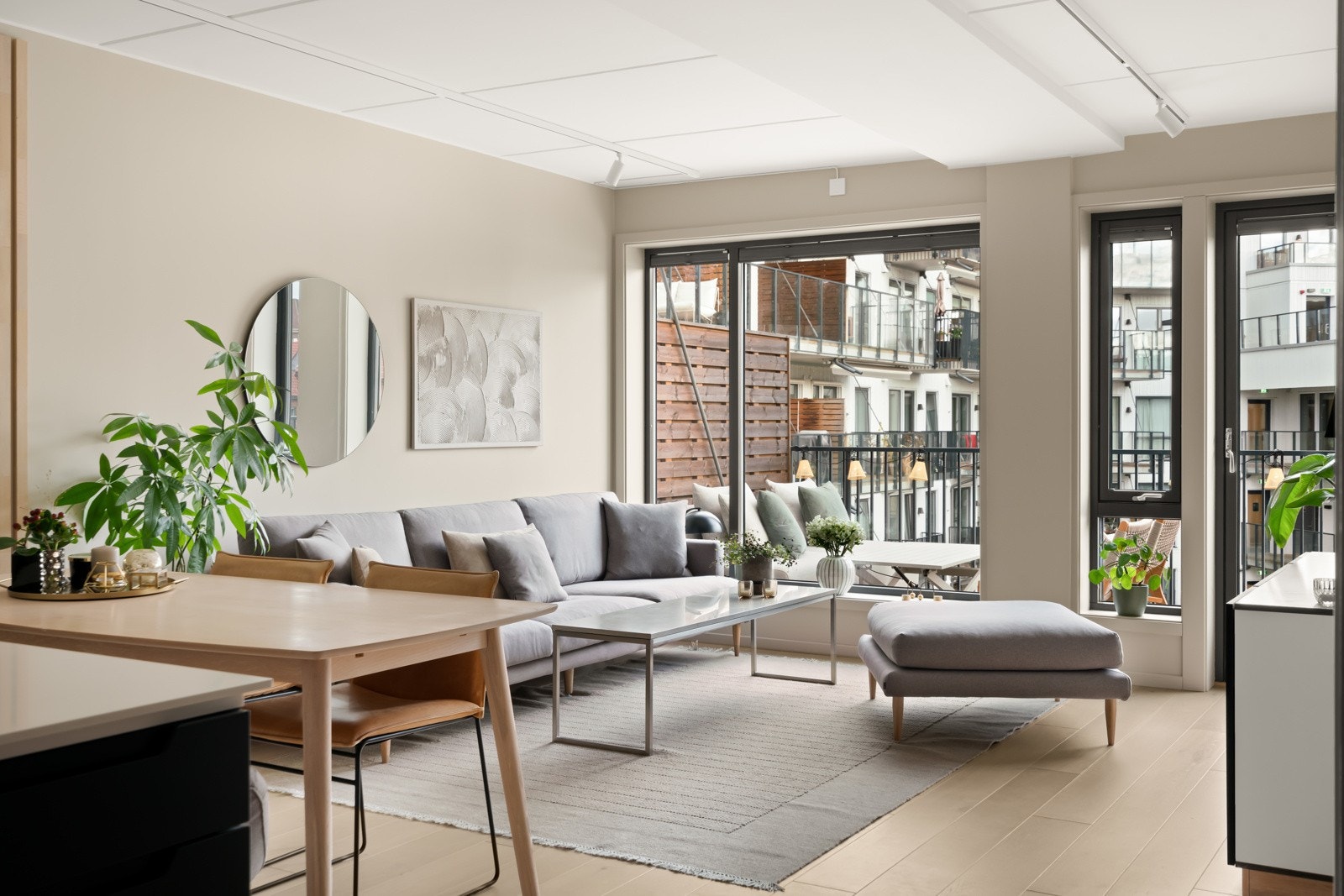 Innvendige gulvflater består av enstavs parkett. Galleribilde