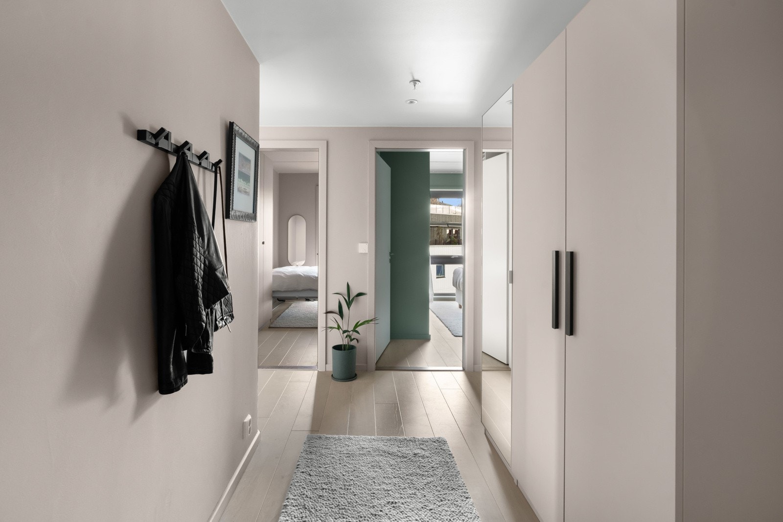 Det er godt med lysinnslipp i hele leiligheten. Galleribilde