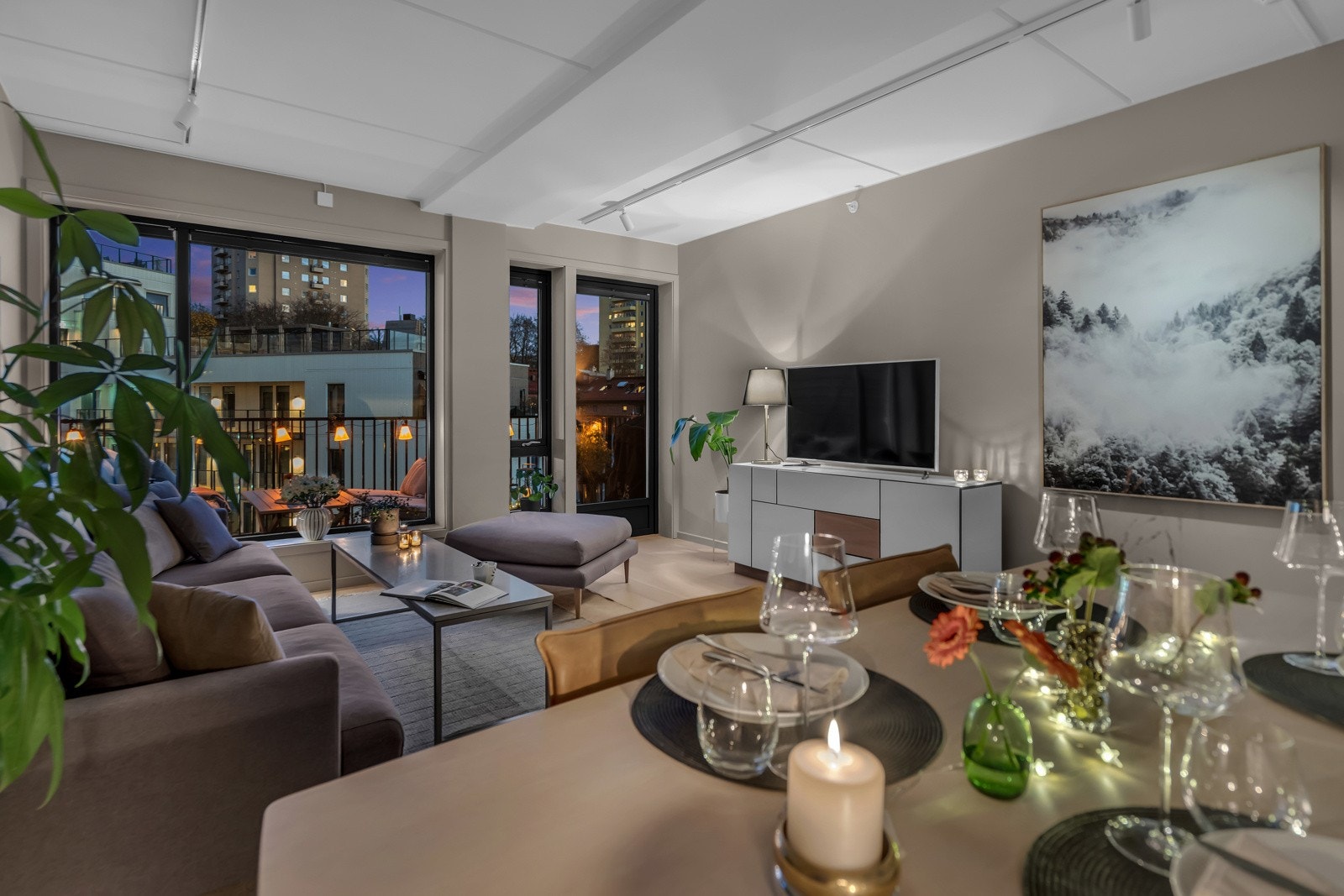 Herlig kveldsstemning i stuen, med lun belysning og avslappende atmosfære. Galleribilde