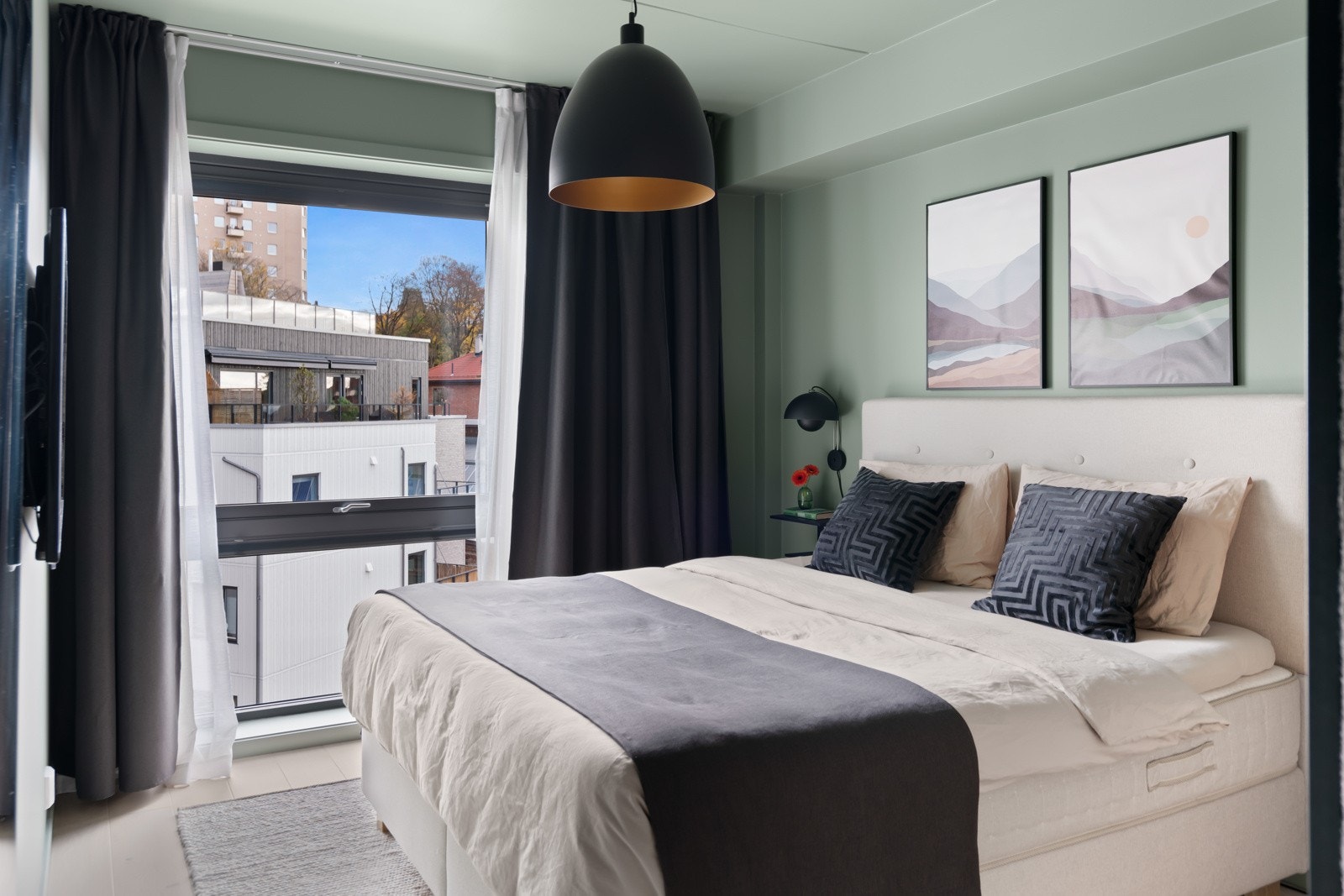 Leiligheten har to gode soverom. Hovedsoverommet har god plass til dobbeltseng, nattbord og romslige garderobeløsninger, og er malt i moderne farger. Galleribilde