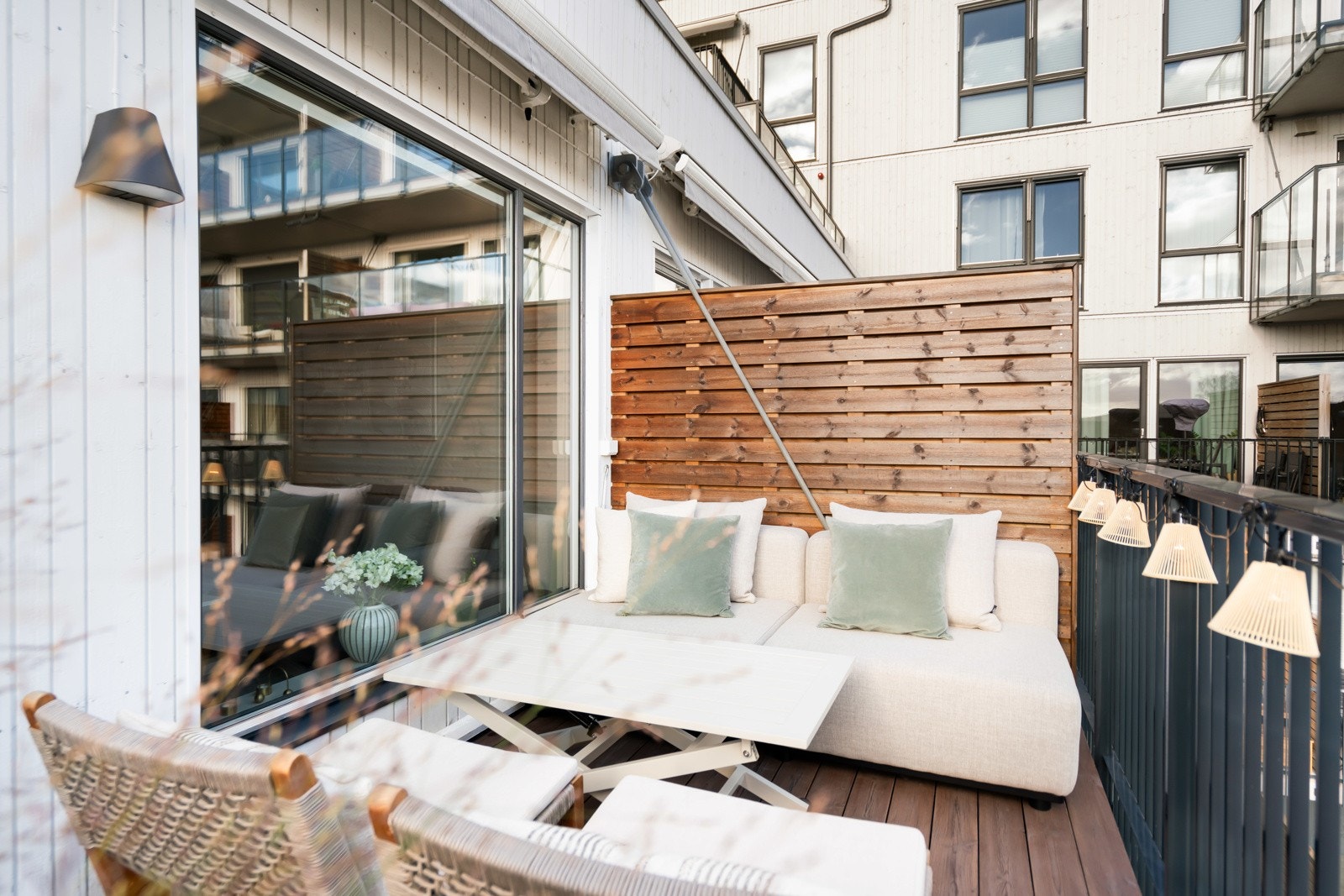 Her er det god plass for utemøblement, og den nydelige utsikten kan nytes i harmoni med gode solforhold. Galleribilde