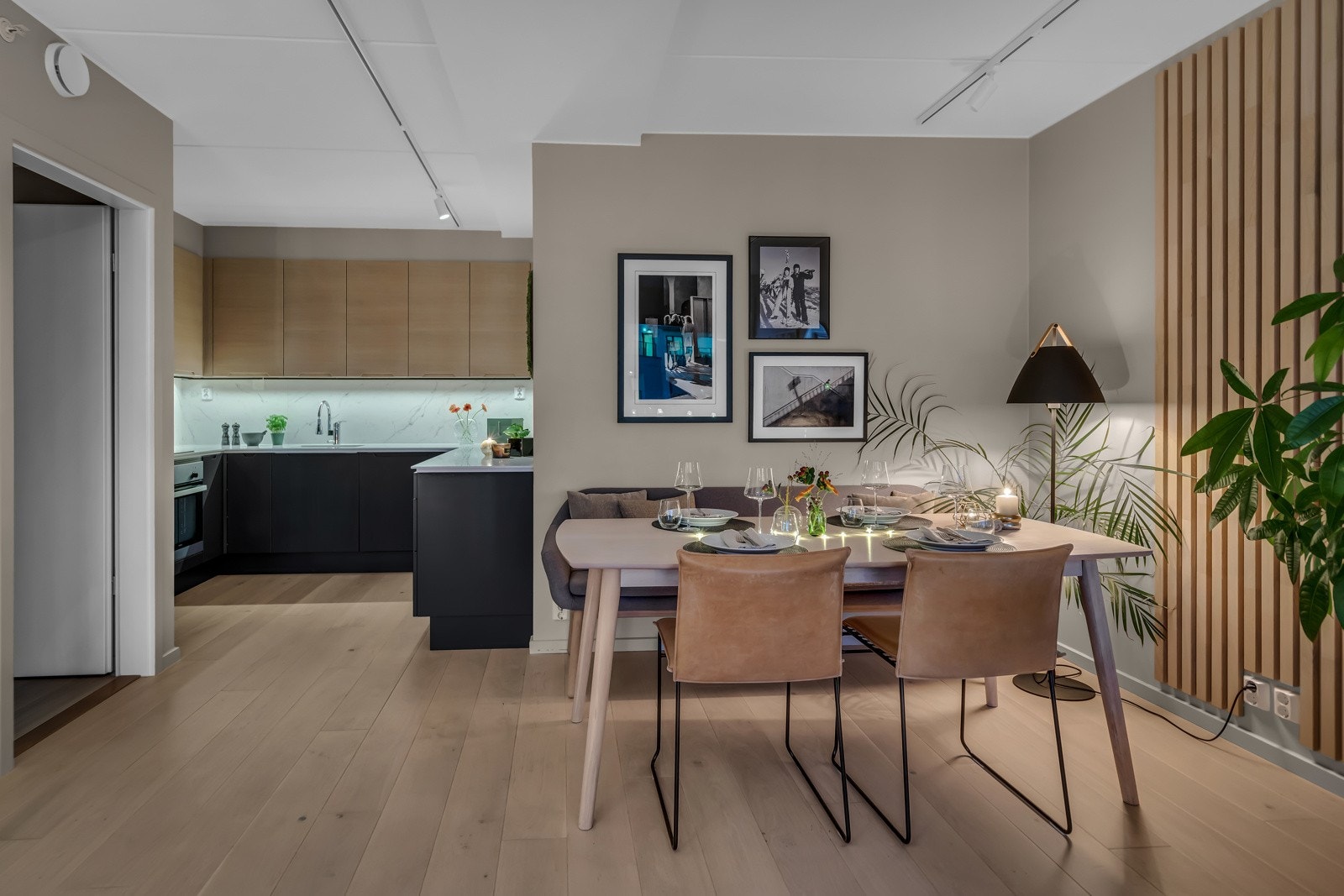 Stort langbord - perfekt for hyggelige middager med familie og venner. Galleribilde