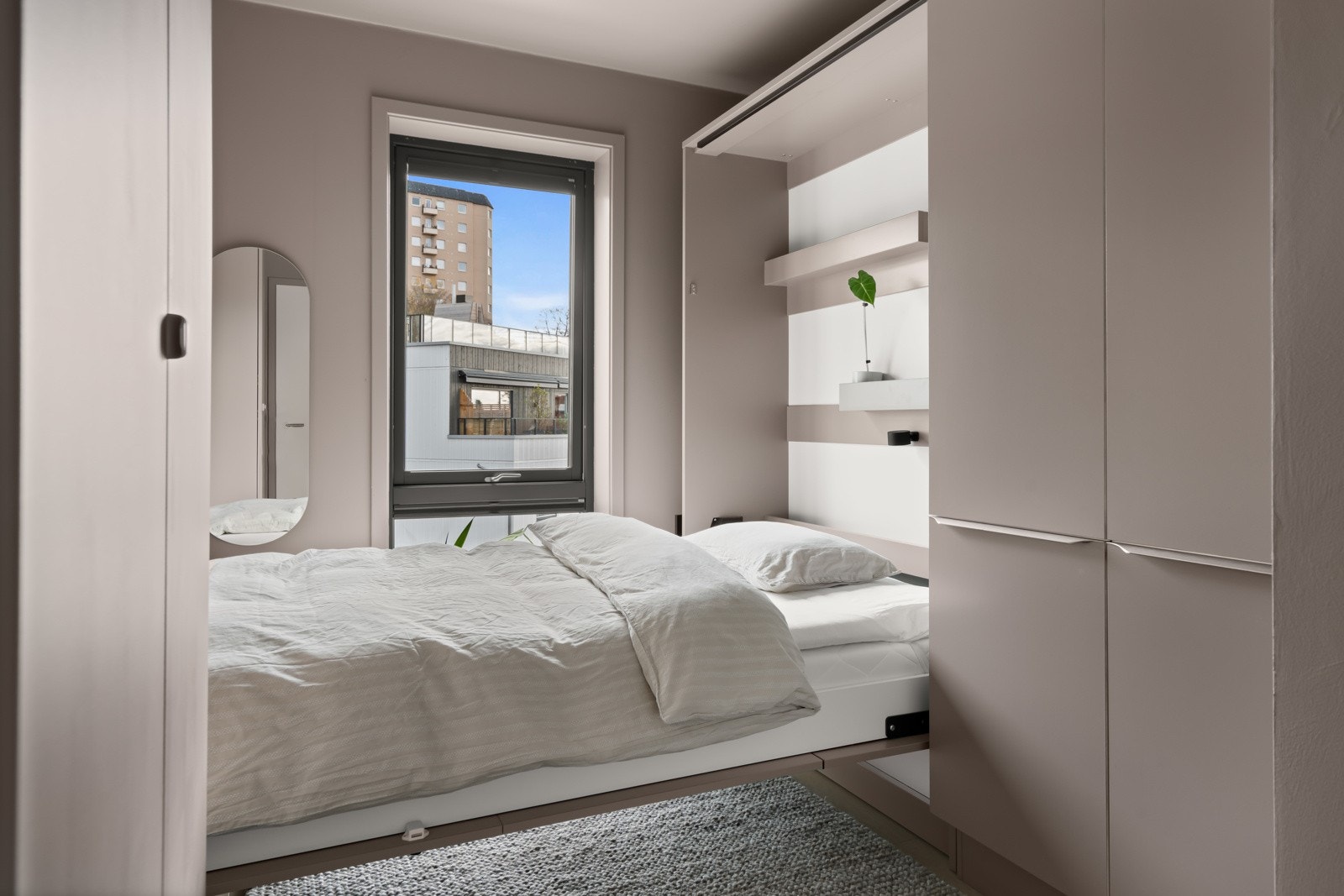 Soverom II har en smart og plassbesparende løsning med en seng som kommer til syne når skrivepulten trekkes ned, og gir ekstra gulvplass og fleksibilitet. Galleribilde