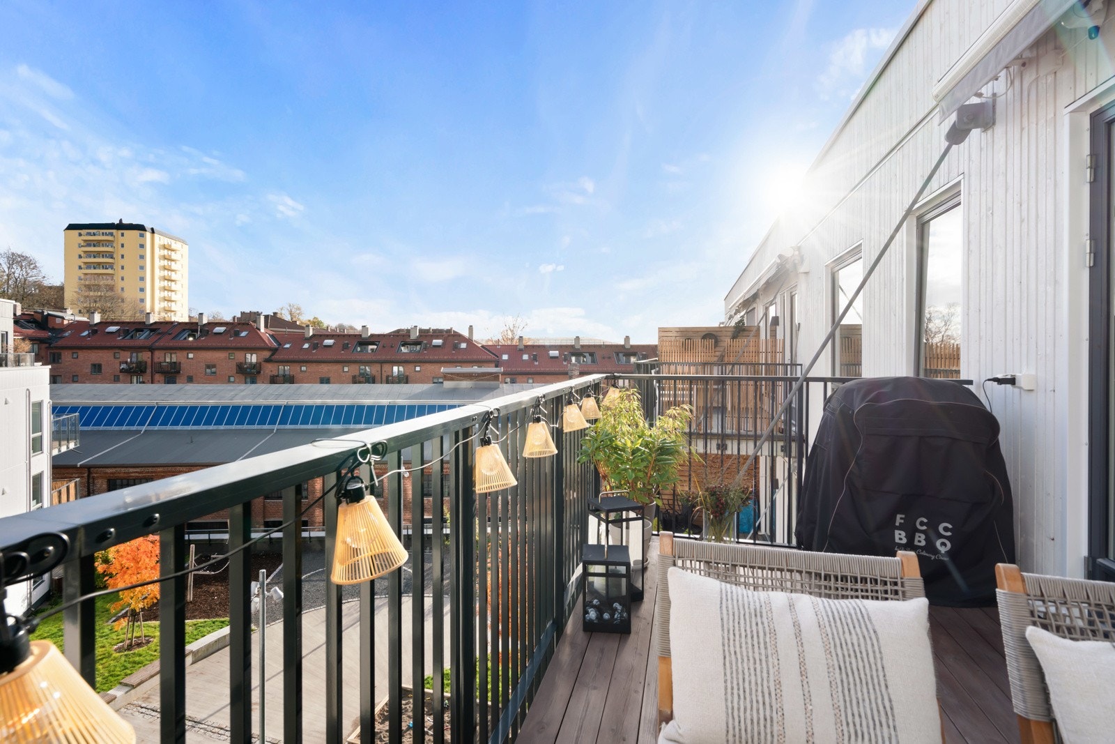 Dette er en stilfull og lekker 3-roms med stor solrik balkong og høy standard. Galleribilde