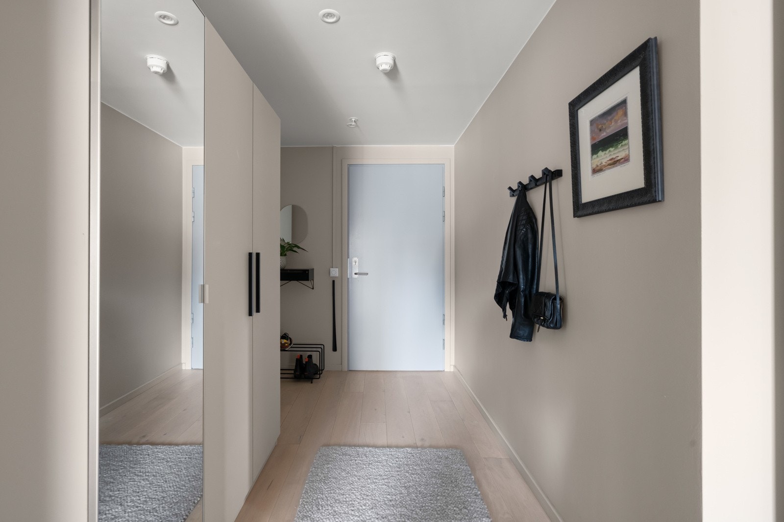 Velkommen inn! Inngangspartiet gir gode muligheter til å henge fra seg yttertøy og sko. Galleribilde