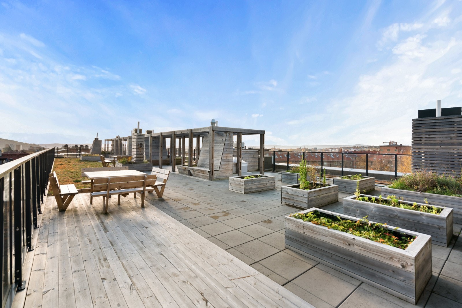 Beboerne tilgang til to felles takterrasser på hele ca 200 kvm og 400 kvm med optimale solforhold, pergola og plassbygde sittebenker Galleribilde